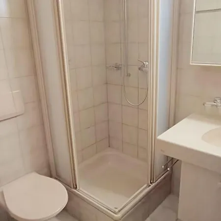 Altrove - Modern, Spacious & דירה לויקרבאד